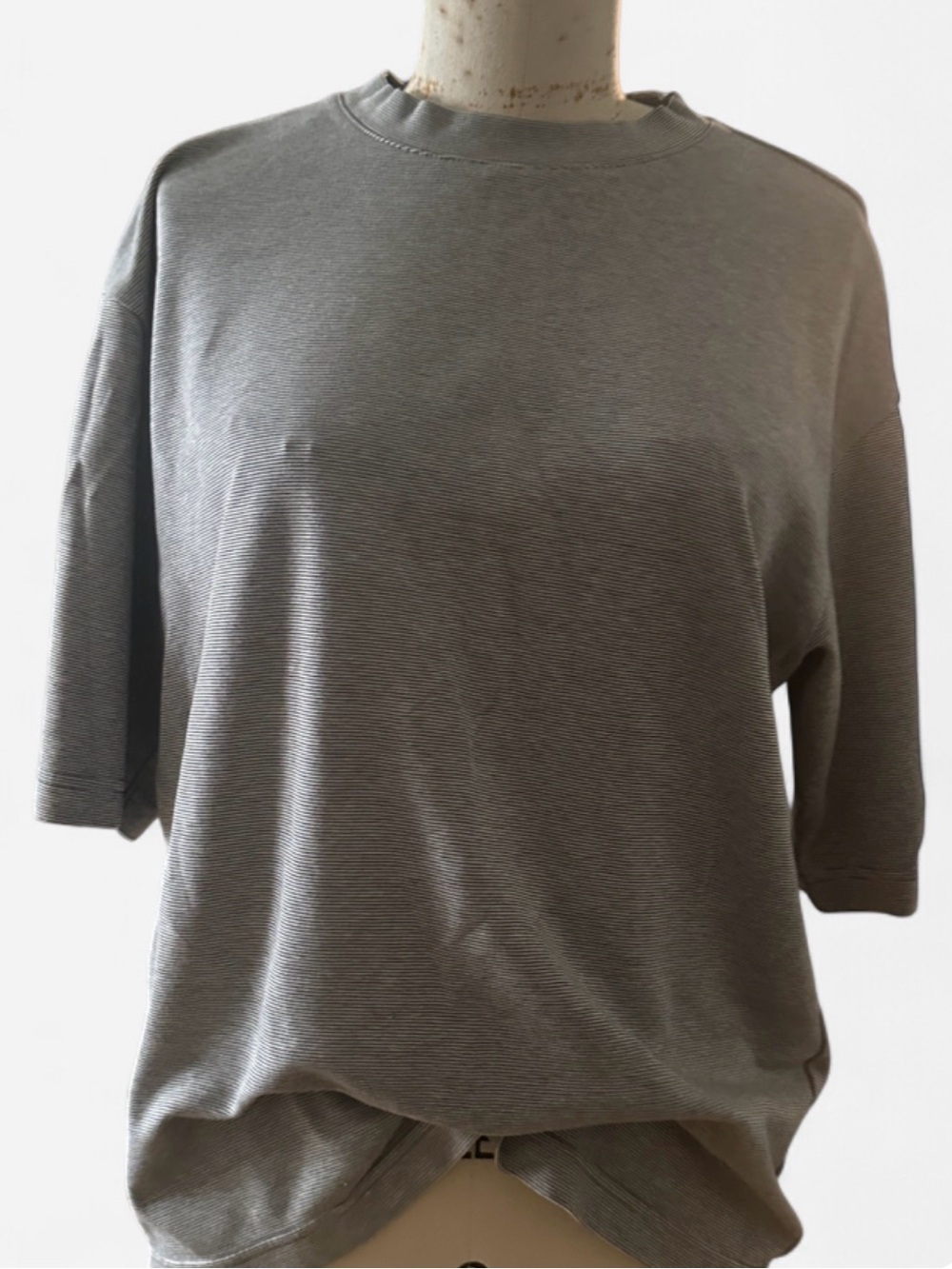 Uniqlo Men's Short-Sleeve Crewneck Tee in Heather Gray